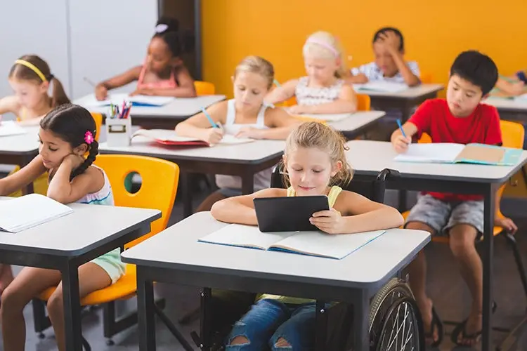 Klaslokaal met lezende kinderen.