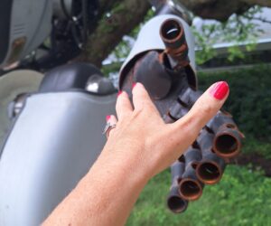 Een menselijke hand en een robothand raken elkaar bijna aan.